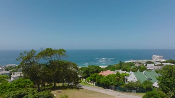 Przód Wznosi Się Ponad Spokojną Dzielnicą Mieszkalną Ładnym Widokiem Morze — Wideo stockowe