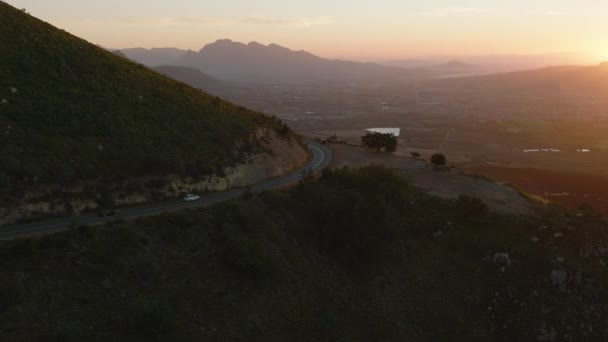Amazing Footage Cars Driving Mountain Road Landscape Lit Setting Sun — Videoclip de stoc