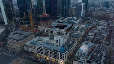 Şehirdeki binalar. Şehir merkezindeki inşaat alanının ve modern iş kulelerinin havadan görüntüsü. Frankfurt am Main, Almanya.