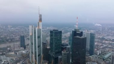 Şehir merkezindeki bir grup gökdelen şehir merkezinden yükseliyor. İş merkezindeki modern yüksek binalar. Frankfurt am Main, Almanya.
