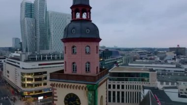 St. Catherine Kilisesi 'nin renk kulesinin etrafında uç. Şehir merkezindeki modern binalar ve arka plandaki Zeil alışveriş caddesi. Frankfurt am Main, Almanya.