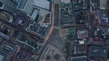 Havadan kuşların gözü Zeil alışveriş caddesi boyunca yukarıdan aşağıya doğru. MyZeil Merkezi 'nin modern tasarım binası. Geniş bir yaya bölgesi. Frankfurt am Main, Almanya.