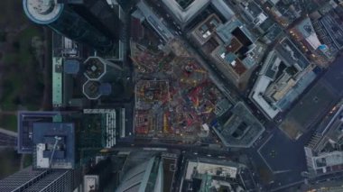 Gökdelenlerin yakınlarındaki inşaat sahasında uçan kuşlar tepeden aşağı inen makineleri görüyor. Frankfurt am Main, Almanya.
