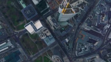Kuşlar tepeden aşağıya modern gökdelenler ve yenisinin inşaatı ile iş dünyasının manzarasını izliyorlar. Frankfurt am Main, Almanya.
