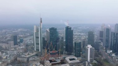 Geniş şehirli, panoramik bir hava manzarası. Şehir merkezinde modern yüksek gökdelenler. Frankfurt am Main, Almanya.