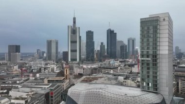 Şehir merkezindeki MyZeil alışveriş merkezinde dolaş. Arka planda modern ofis kuleleri var. Frankfurt am Main, Almanya.