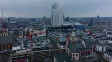 Alacakaranlıktaki şehir merkezindeki binaların hava manzarası. Tarihi ve modern gelişimin bir karışımı. Zeil caddesi boyunca alışveriş galerileri. Frankfurt am Main, Almanya.