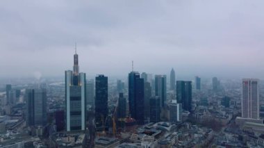 Şehir merkezindeki gökdelenlerin havadan çekilmiş görüntüleri. Alacakaranlıkta bir grup modern yüksek katlı ofis binası. Frankfurt am Main, Almanya.