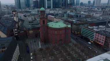 Paulsplatz 'daki eski tuğla St. Pauls Kilisesi. Şehir merkezini modern gökdelenlerle donatın. Frankfurt am Main, Almanya.