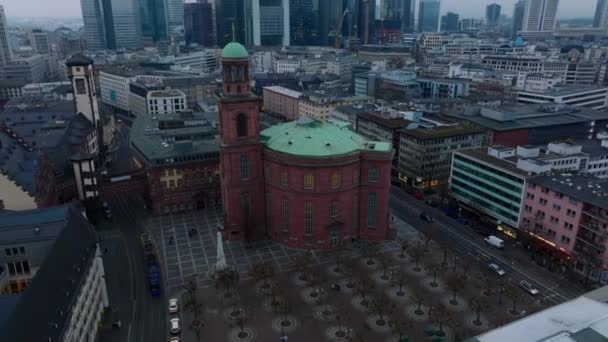 Paulsplatz的老砖头圣保罗教堂随着现代化的市中心摩天大楼的出现 城市景观也呈现了出来 德国美因河畔法兰克福 — 图库视频影像
