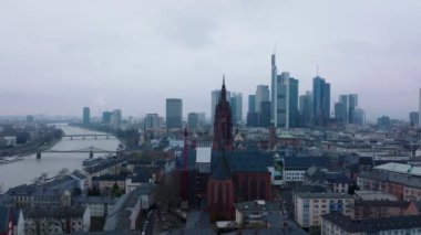 Tarihi Frankfurt Katedrali 'nin kaydıraç ve pan görüntüleri. Şehrin içinden akan nehir ve arka planda bir grup modern gökdelen. Frankfurt am Main, Almanya.