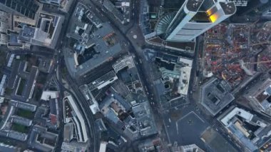 Gökyüzü kuşları tepeden aşağı şehirdeki binaları ve caddeleri görüyor. İş merkezindeki yüksek katlı ofis kuleleri. Frankfurt am Main, Almanya.