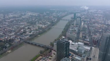 Şehrin içinden akan nehrin havadan panoramik görüntüsü. Yerleşim ve sanayi bölgeleri. Frankfurt am Main, Almanya.