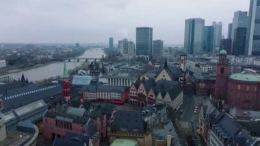 Tarihi şehir merkezinin üzerinden uç. Roemerberg çevresindeki ortaçağ renkli binalar. Turistler turistik yerleri geziyor. Frankfurt am Main, Almanya.