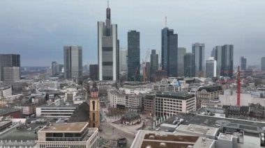 Şehrin yukarısında ters uçuş. Şehir merkezindeki gökdelenlerin panoramik manzarası. Frankfurt am Main, Almanya.