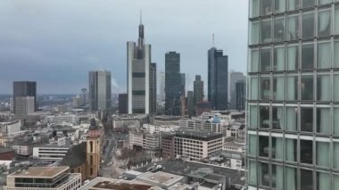 İleri uçaklar şehir merkezinin üzerinde. Finansal ve ekonomik merkezdeki bir grup modern gökdelen. Frankfurt am Main, Almanya.