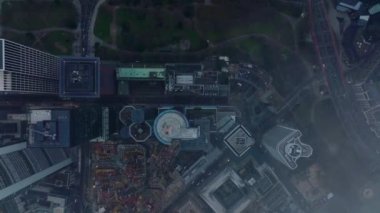 Havadan kuşların gözü iş merkezindeki şehir merkezindeki gökdelenlerin üstünde. Bulutların arasından fırladı. Frankfurt am Main, Almanya.
