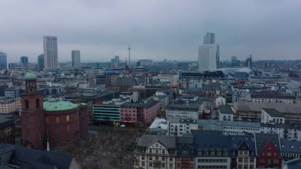 Der Abenddämmerung Fliegen Vorwärts Über Alte Gebäude Und Kirchen Der — Stockvideo