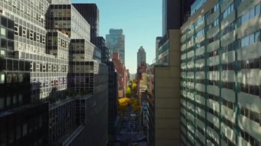 Şehirdeki büyük ofis ya da apartmanlar. Büyük şehirde güneşli bir sonbahar günü. Manhattan, New York City, ABD.