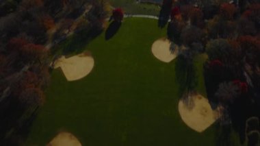 The Great Lawn 'daki beyzbol sahaları Central Park' taki renkli sonbahar ağaçları arasında. Yukarı kaldır ve modern şehir merkezindeki gökdelenleri ortaya çıkar. Manhattan, New York City, ABD.