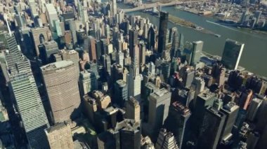 Şehir merkezi, güneşli bir günde çeşitli yüksek binaların karışımı. River ve Queensboro Köprüsü arkada. Manhattan, New York City, ABD.
