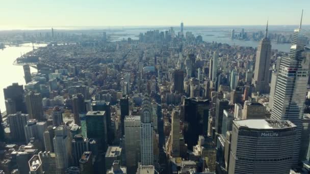 川に囲まれた大規模な近代都市の空中パノラマビュー 高層マンションやオフィス高層ビル 米国ニューヨーク市マンハッタン — ストック動画