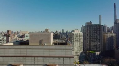 Yükselen yüksek binaların görüntüleri, şehirdeki çeşitli binaların görüntüsü ve parktaki sonbahar yaprakları. Manhattan, New York City, ABD.