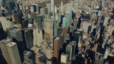 Şehir merkezindeki yüksek manzaralı ofis ve apartman binaları. Central Park 'ı ve çevresindeki semtleri araştırın. Manhattan, New York City, ABD.