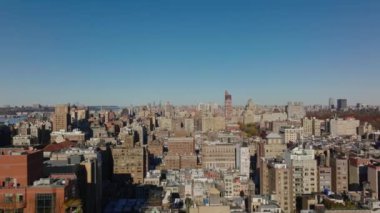 Forwardlar Yukarı Batı Yakası ilçesinde şehir merkezinin üzerinde uçuyor. Parlak güneşle aydınlatılmış eski apartmanlar. Manhattan, New York City, ABD.