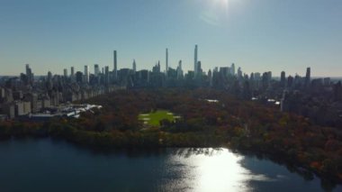 Central Park ve modern yüksek binaların panoramik görüntüleri inanılmaz. Ağaçlarda sonbahar yaprakları. Manhattan, New York City, ABD.