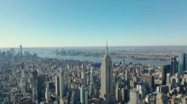Şehir manzarasının yükseltilmiş hali. Empire State Binası 'nın tepesinde yüksek kule var. Hudson Nehri arka planda. Manhattan, New York City, ABD.