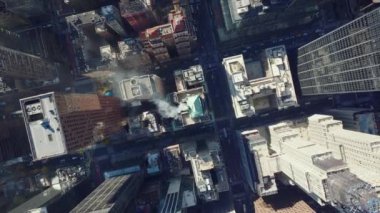 Havadan kuşların gözü tepeden aşağıya şehirdeki yerleşik blokların yükselişinde. Bacadan duman ya da buhar geliyor. Manhattan, New York City, ABD.