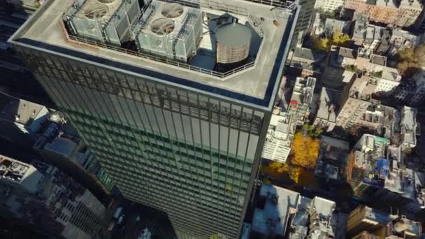 Volar Sobre Parte Superior Del Rascacielos Moderno Con Tanque Agua — Vídeo de stock