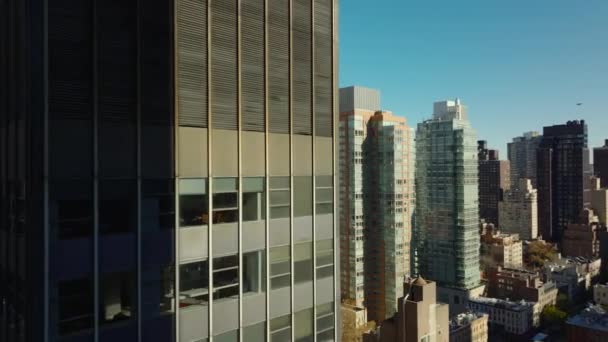 在明亮的阳光照射下 市中心高层公寓楼的滑行镜头和平底锅镜头 纽约市 曼哈顿 — 图库视频影像