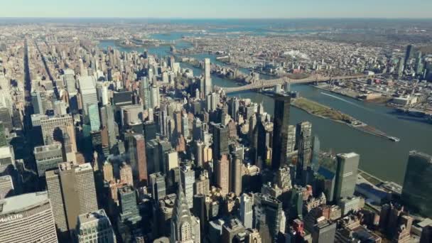 高さから街の風景 東川と島にまたがる高層ビルやクイーンズボロ橋 米国ニューヨーク市マンハッタン — ストック動画