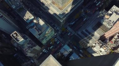 Şehirdeki caddelerin ve binaların yüksek açılı görüntüsü. Şehir merkezindeki gökdelenleri ortaya çıkarmak için eğil. Manhattan, New York City, ABD.