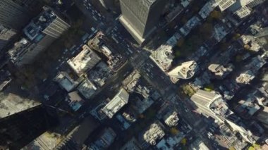 Havadaki kuşlar yukarıdan aşağıya doğru bakıyor. Normal bloklara dizilmiş ve caddelere bölünmüş yüksek binaların görüntülerini izliyorlar. Manhattan, New York City, ABD.