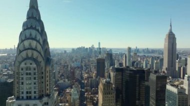 Forvetler, Chrysler Binaları 'nın dekoratif bölümünün etrafında uçuyor. Arka planda şehir manzarası. Manhattan, New York City, ABD.