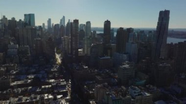 Şehir merkezindeki yüksek katlı apartman binalarının yüksek görüntüsü. Güneşe karşı görüş. Manhattan, New York City, ABD.