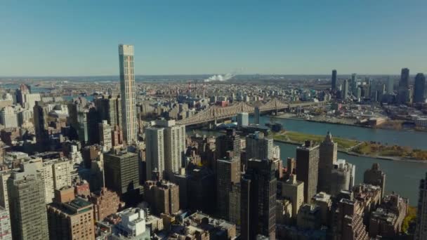 Şehirdeki Apartmanların Doğu Nehri Üzerindeki Uzun Queensboro Köprüsü Nün Hava — Stok video