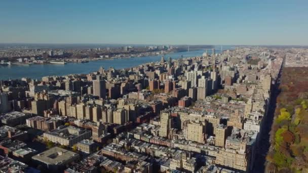 Aerial Panoramic View Upper West Side Neighbourhood Hudson River Autumn — Vídeo de Stock