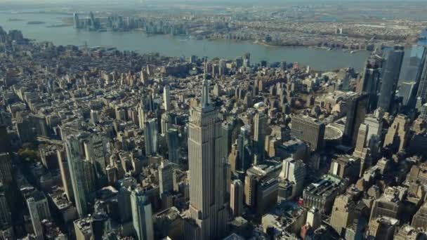 Antennpanoramafilmer Stadsbilden Majestätisk Empire State Building Reser Sig Över Den — Stockvideo