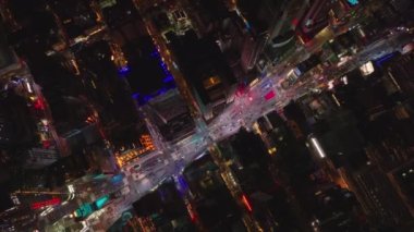 Hava kuşları gece Times Meydanı 'ndan geçen trafiği yukarıdan görüyor. Şehir merkezinde renkli ışıklar var. Manhattan, New York City, ABD.