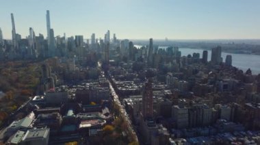 Arka planda şehir merkezinin ve şehir merkezinin panoramik manzarası var. Manhattan, New York City, ABD.
