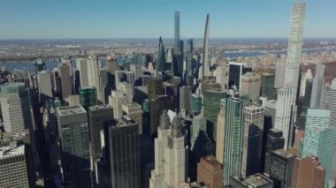 Ofis kulelerinin ve şehir merkezindeki yüksek binaların hava görüntüleri. Central Park ve Hudson nehri arka planda. Manhattan, New York City, ABD.
