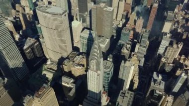 Chrysler Binası 'nın yüksek açılı görüntüsü. Taçlı ve uzun kuleli dekoratif bölümlü geleneksel gökdelen. Manhattan, New York City, ABD.