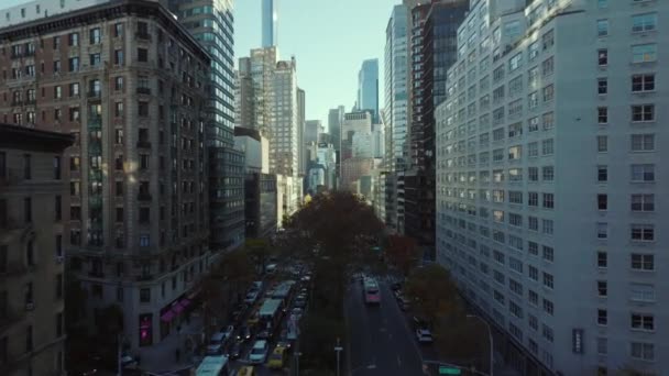Volez Entre Des Immeubles Grande Hauteur Ville Rue Animée Dans — Video