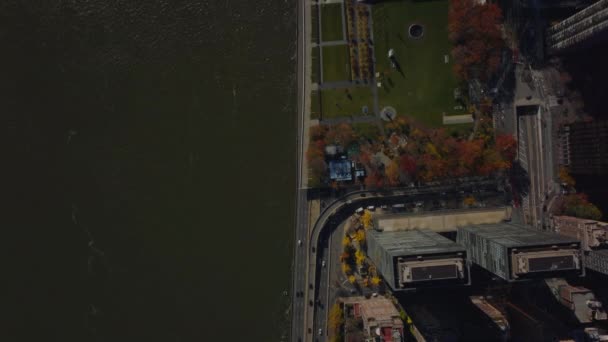 Aerial Birds Eye Overhead Top View River Waterfront Busy Road — Vídeo de Stock