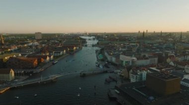 Modern Playhouse Tiyatro binasında su kanalının üzerinde uçuyor. Her iki bankanın kentsel bölgelerindeki panoramik gelişim manzarası. Kopenhag, Danimarka.