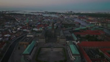 Yüksek kulesi olan Christiansborg Sarayı 'nın havadan panoramik görüntüsü. Alacakaranlıkta şehrin akşam çekimi. Kopenhag, Danimarka.
